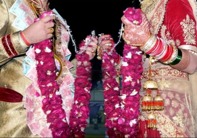 the groom fell in the ceremony of Jayamala