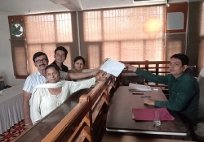 नगरपालिका नारायणगढ़ के चुनाव के नामांकन-पत्र दाखिल करने के प्रथम दिन म्पी गेरा पत्नी दिनेश कुमार ने नामांकन-पत्र दाखिल किया