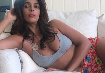 Mallika Sherawat Bold Photos: 45 की उम्र में मल्लिका शेरावत ने बिकिनी में दिए बोल्ड पोज