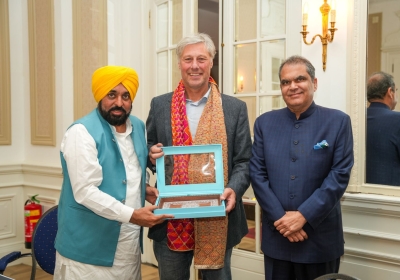Chief Minister meets Dutch hockey legend Floris Jan Bovelander