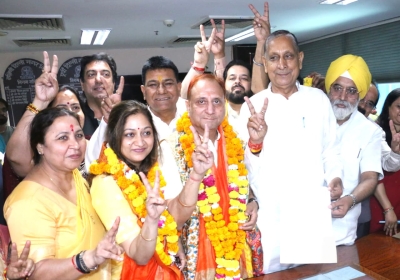 Shri Pravesh Wahi files nomination for the post of Mayor