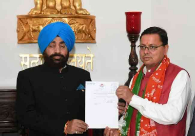 अपनी सीट से चुनाव हारने के बाद उत्तराखंड के मुख्यमंत्री पुष्कर सिंह धामी ने दिया इस्तीफा