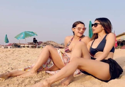 समुद्र किनारे बोल्ड अंदाज में नजर आईं Mouni Roy