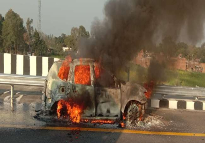 सुल्तानपुर में चलती कार में लगी आग