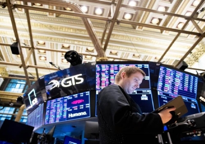 Wall Street: फेडरल रिजर्व के ब्याज दरों में बढ़ोतरी की आशंका से अमेरिकी शेयर बाजारों में गिरावट