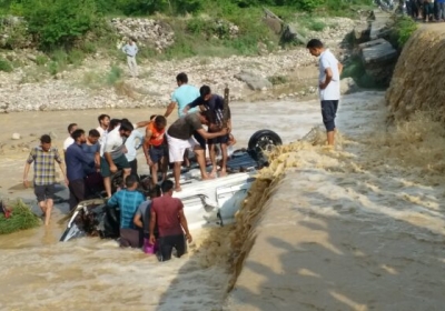 उत्तराखंड में बड़ा हादसा: नदी के तेज बहाव में बही पंजाब के पर्यटकों की कार