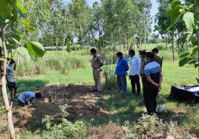 कब्र से निकलवाकर पोस्‍टमार्टम को भेजा गर्भवती का शव