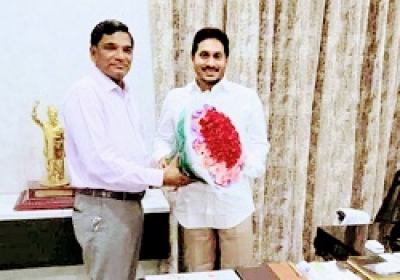 डीजीपी राजेंद्रनाथ रेड्डी मुख्यमंत्री से मिले ।