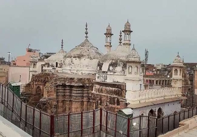 ज्ञानवापी मस्जिद सर्वेक्षण : वाराणसी कोर्ट ने मीडिया में जानकारी लीक करने पर कोर्ट कमिश्नर को हटाया