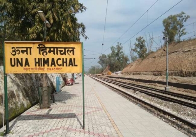 ऊना से रोपड़ जा रही मालगाड़ी पलटी