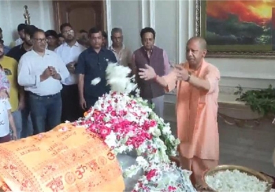 CM Yogi Pays Final Tributes