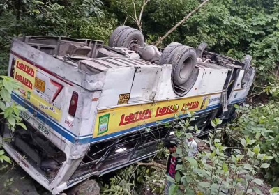 यात्रियों से भरी बस पलटी