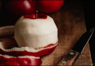 सेब को छीलकर खाना चाहिए या नहीं? जानिए इसका सही जवाब