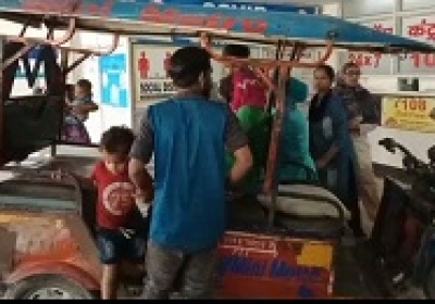 पानीपत  में  अस्पताल के गेट पर ई-रिक्शा में  डीलीवरी 