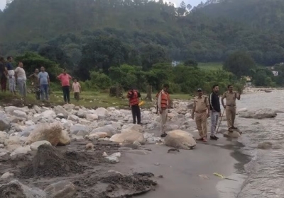jump in saryu river: शराब के नशे में युवक ने उफनाती सरयू नदी में मारी छलांग