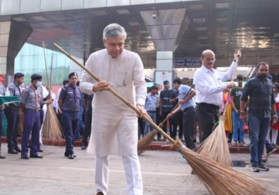 रेलमंत्री ने हज़रत निज़ामुद्दीन रेलवे स्‍टेशन का निरीक्षण किया तथा  रेलवे पर स्‍वच्‍छता पखवाड़े के कार्यों की शुरूआत की 