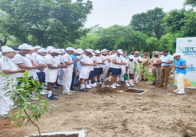 Plantation: वन विभाग और वायुसेना ने किया पौधारोपण