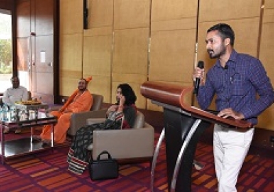 जगद्गुरु शंकराचार्य ने प्रो तोमर को कुलपति बनने पर दिया आशीर्वाद