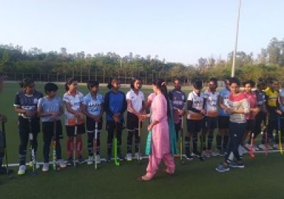 हॉकी खिलाड़ियों  से  ज्योति फोगाट ने परिचय   किया-- समाजसेवी योग राज शर्मा 