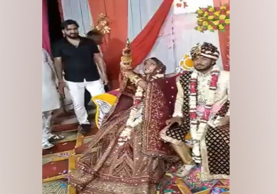 Bride Firing on Jaimala Stage Video Viral Hathras Dulhan 