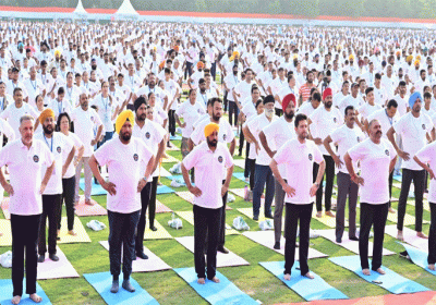 CM leads 50,000 people to convert 'The Yogashala' into Lok Lehar