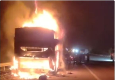 Sleeper Coach bus caught fire on Yamuna Expressway