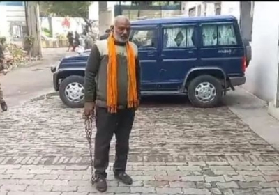 Old man reached SSP office with a chain tied