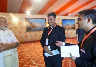 PM Modi met the Commissioner and DM