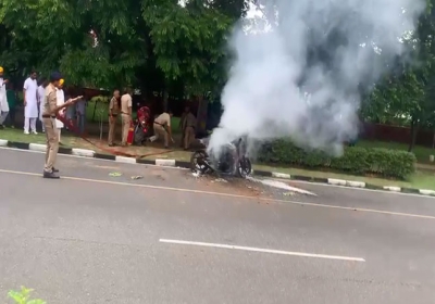  Chandigarh Bike Fire on Road