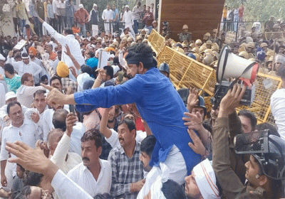  Lathicharge on sarpanches opposing e-tendering