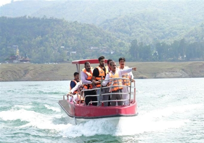 Himachal-CM-in-River