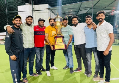 Whole winning team with trophy.