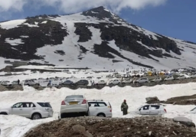 Inundation of vehicles in Rohtang Pass, 1200 permits booked a week in advance