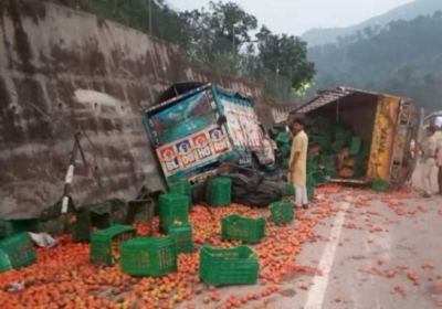 Tomato laden truck became uncontrollable on Kiratpur-Manali forelane, three vehicles collided, 6 serious
