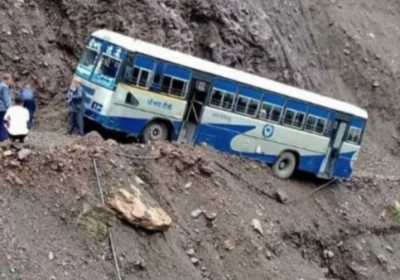 Bus hit by landslide in Rajgarh, road closed for last 2 hours