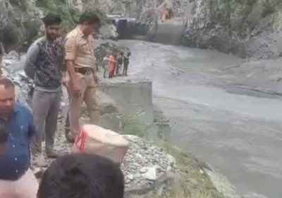 The strong current of Ravi scared the NDRF team, it was difficult to find the driver of the car stuck in the river.