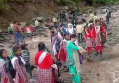 heavy rain; Overflowing rivers and streams, even if they reach school, hundreds of lives in danger in Saluni