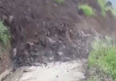 Heavy landslide occurred on Mandi-Canwal road, the mountain fell on seeing it