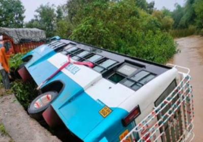 Private bus overturned in Noorpur, all safe