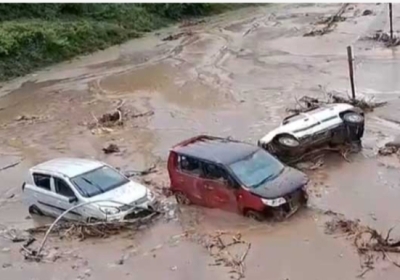 Heavy devastation in Chidgaon due to cloudburst, dhaba wrapped, three missing, vehicles washed away.