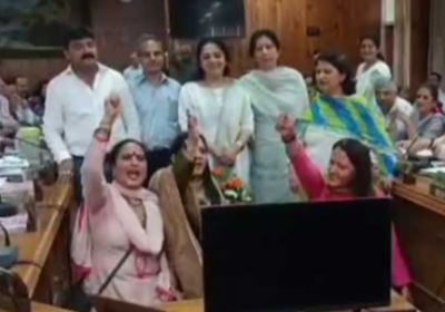 There was a lot of uproar in the monthly house of the Municipal Corporation on the issue of water in the capital Shimla, the BJP councilor left the chair and sat on the ground.
