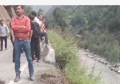 A painful accident occurred on the Holi road in Chamba district: a Bolero camper uncontrolled fell into the Ravi River near Dalli, two missing.