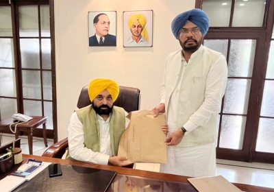 Kuldeep Dhaliwal submitted investigation report of land scam to CM Bhagwant Mann