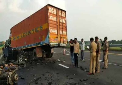Live video of death on Purvanchal Expressway, BMW speed collides with 230 container
