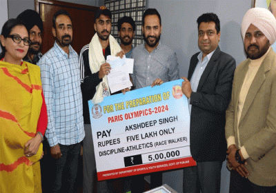 Meet Hare hands over Rs 5 lakh check