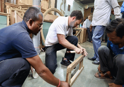 Rahul Gandhi with carpenters in Asia Largest Furniture Market Delhi