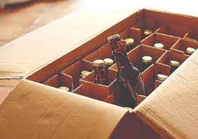 Illegal liquor seller arrested with 374 bottles, see how he used to sell liquor