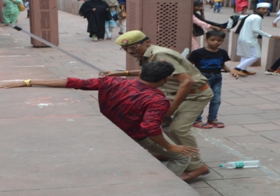 Lathi Charge at TajMahal: ताजमहल पर पुलिस- पीएसी ने पर्यटकों पर बरसायीं लाठियां