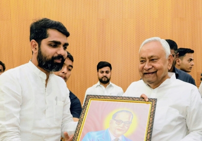 Mahesh Das met with Chief Minister Nitish Kumar.
