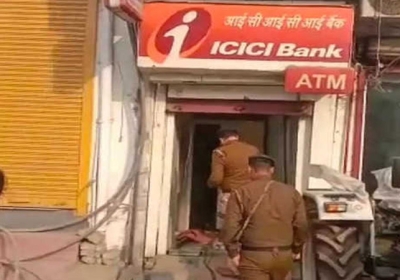 See how the thieves uprooted the cash loaded ATM of ICICI Bank